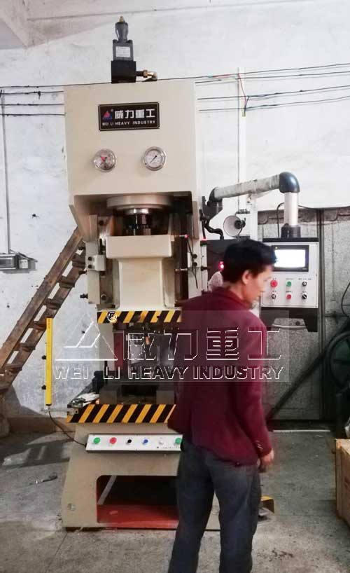 100噸伺服液壓沖床客戶使用現(xiàn)場(chǎng)圖