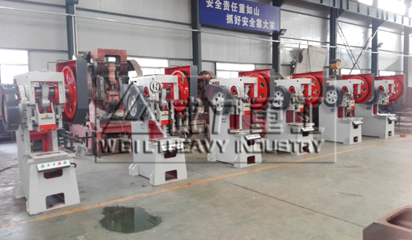 山東沖床廠-山東威力重工研制的25噸沖壓機床新型模具定位裝置是由定位標尺、移動主架及調(diào)節(jié)螺栓糾合而成,